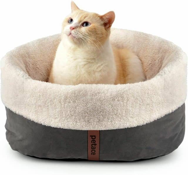 Cama para gatos acolchada en forma de cuenco, ideal para ofrecer comodidad y privacidad a los felinos.